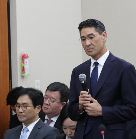 지난 10월 4일 국회에서 열린 과학기술정보방송통신위원회 방송통신위원회 국정감사에서 존리 구글코리아 대표가 더불어민주당 이원욱 의원의 '망사용료' 관련 질의에 답변하고 있다. 왼쪽은 정기현 페이스북코리아 대표. 연합뉴스